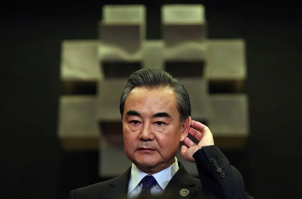 Den kinesiske utenriksministeren Wang Yi under en pressekonferanse i Manila søndag. Foto: (AP Photo/Aaron Favila)