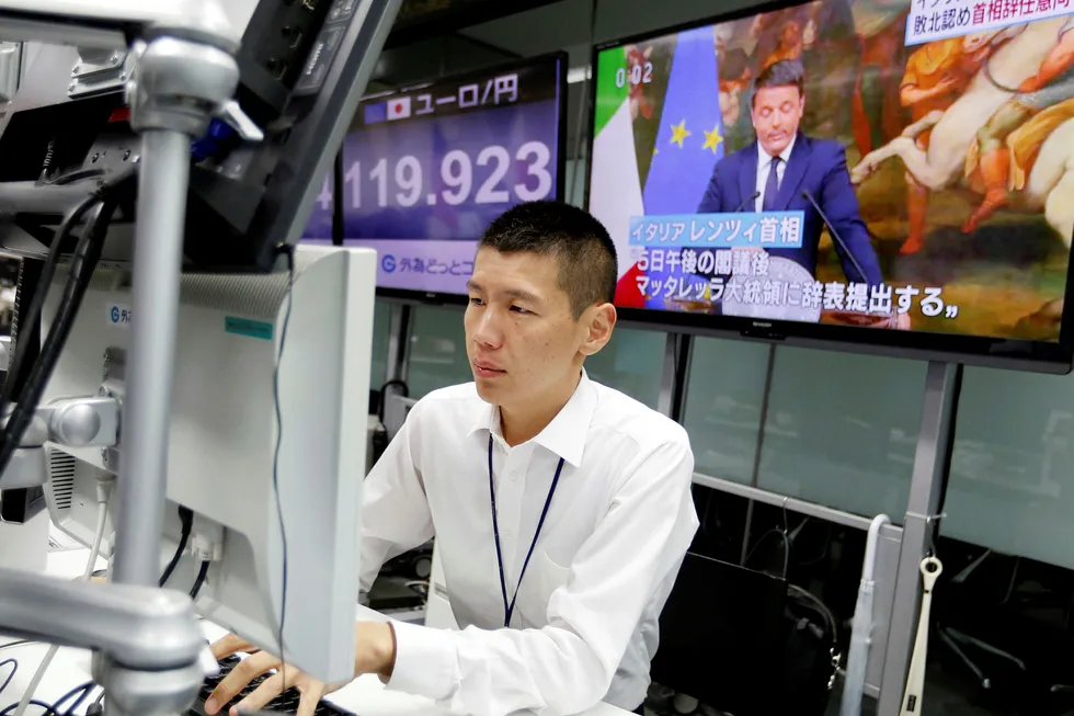 Børsfall i Asia og svekket euro sørget for en nervøs åpning på handelen, men børsene i Europa brukte ikke lang tid på å kvitte seg med krisefrykten. Foto: Toru Hanai/Reuters/NTB scanpix