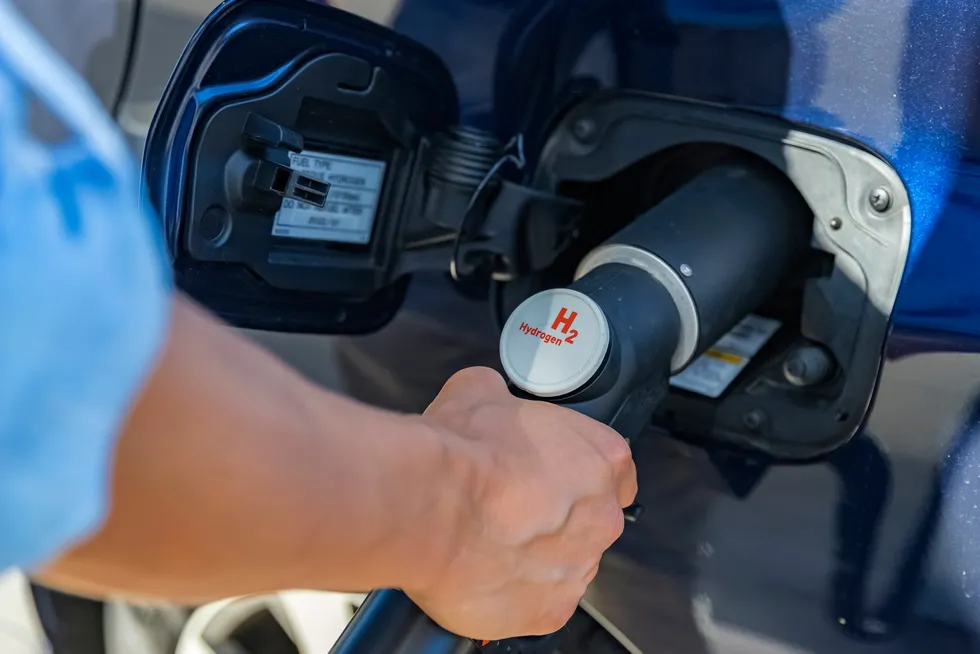 Refuelling a hydrogen fuel-cell electric vehicle