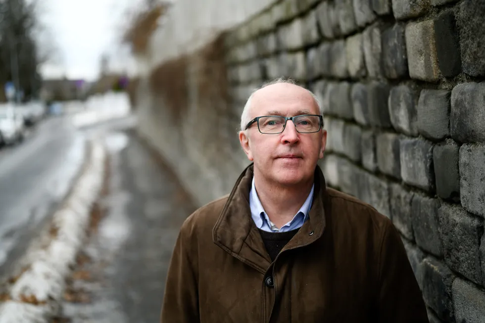 Arvid Moss, konserndirektør Hydro Energi, mener det haster å bygge ut havvind og at vi bør gjøre det med hybridkabler dersom det får fortgang i prosessen.