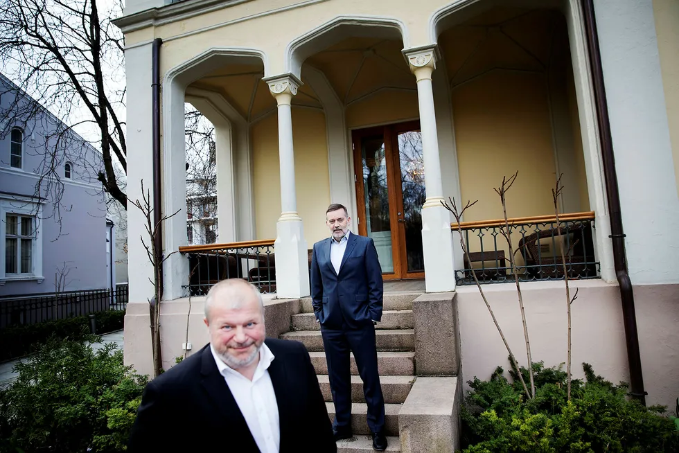 Bjarne Håkon Hanssen (til venstre) og Jan-Erik Larsen i kommunikasjonsselskapet Kruse Larsen har helt åpne kundelister. – Det er fabelaktig deilig, og jeg anbefaler alle andre å komme etter, sier Larsen. Foto: Linda Helen Næsfeldt