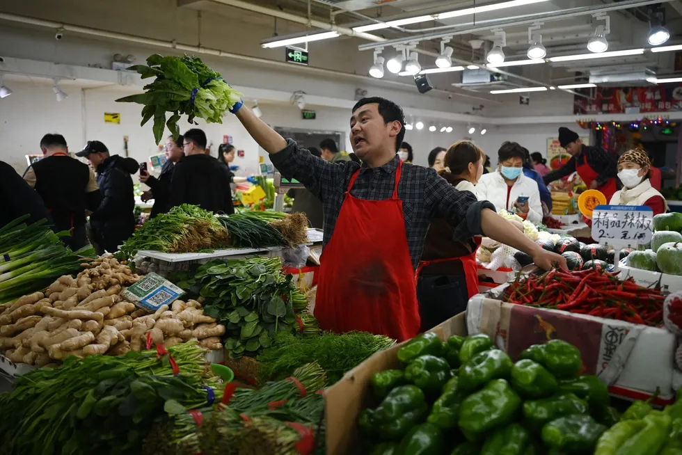 Deflasjonsfrykten er tilbake i Kina etter at prisene falt mer enn ventet i februar.