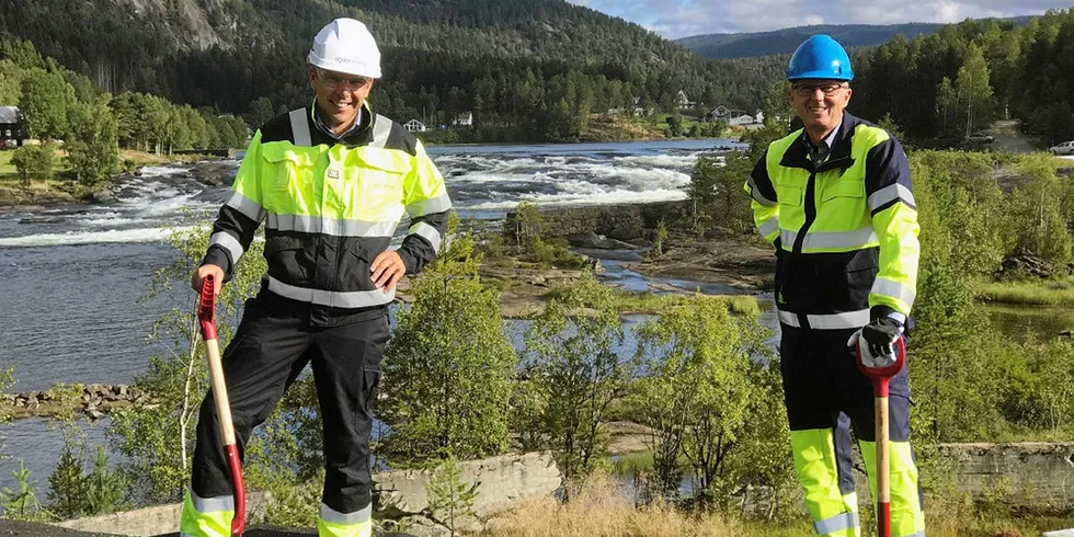 Konsernsjef i Agder Energi, Steffen Syvertsen, og ordfører i Evje og Hornnes, Svein Arne Haugen, markerer oppstarten på byggearbeidet ved Fennefoss kraftverk.