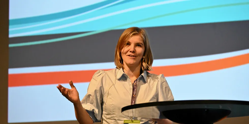 Statssekretær Elisabeth Sæther er fersk i partipolitikken, men har tung erfaring innen energi, natur og miljø. Her holder hun innlegg på PTK (Produksjonsteknisk konferanse).