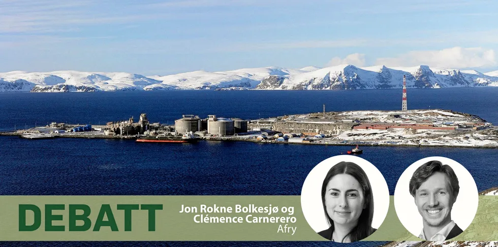 Elektrifisering av Equinors gassanlegg (bildet) på Melkøya utenfor Hammerfest vil forårsake bare en liten del av den ventede oppgangen i strømprisene i Nord-Norge, ifølge skribentene.