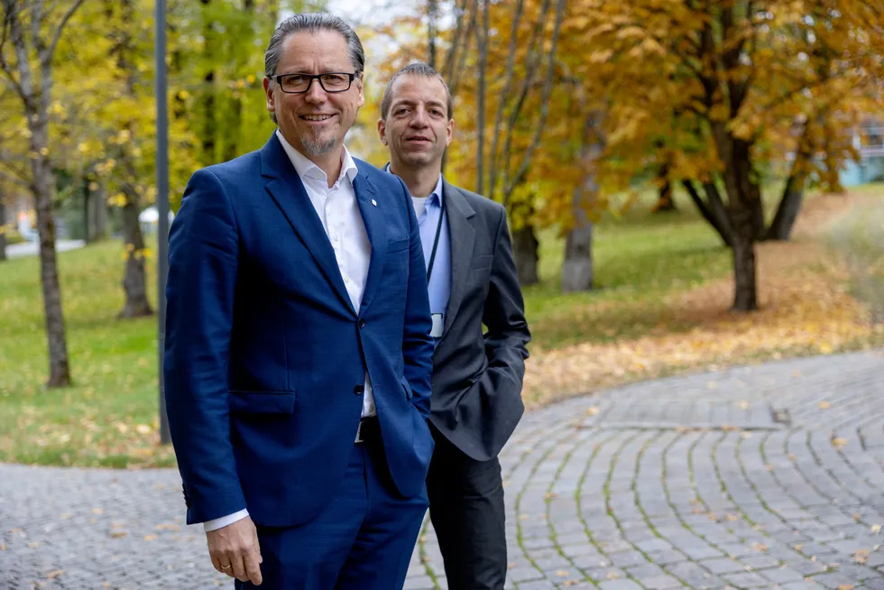 DNV-sjef Remi Eriksen og forskningsleder Sverre Alvik tror ikke verden vil klare å nå netto null utslipp i 2050.