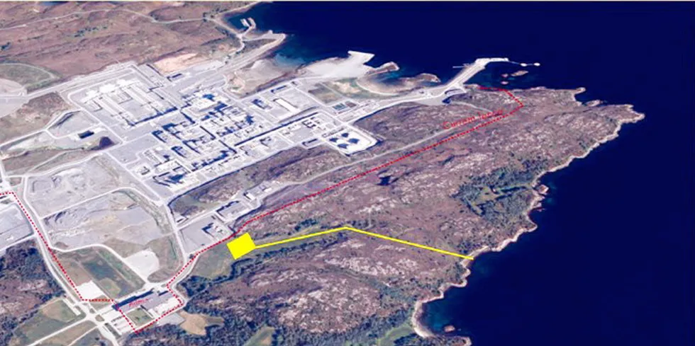 Området i gult viser plassering av frekvensomformer og trasé for jordkabel.