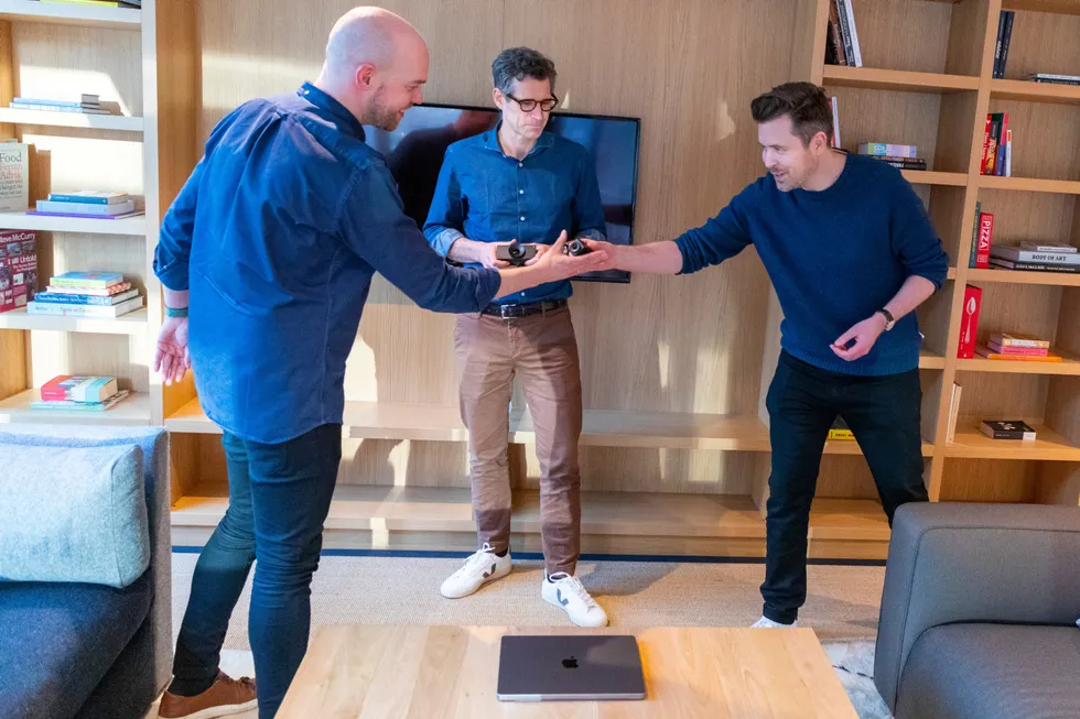 Softwaren til Huddlys videokonferansekamera fikk sitt store gjennombrudd undere pandemien, men så kom en virkelig baksmell i fjor. Her gründer Stein Ove Eriksen, påtroppende toppsjef Alexander Woxen og designsjef Knut Teppan med to av kameraene.