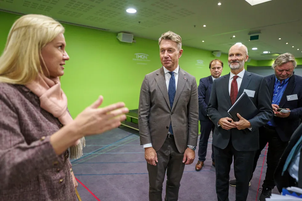 Det haster, sier EUs energikommissær Kadri Simson (til v), som igjen ber Norge og de andre EØS-landene innføre fornybardirektivet.