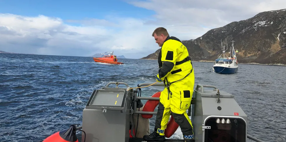 Personell på redningsskøyta «Gideon» setter slep på sjarken.