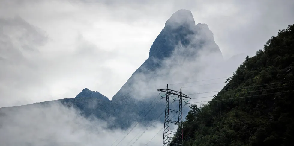 Nedbør fører til at strømprisen stiger marginalt i NO1, likevel får vi en ny sommerprisrekord onsdag. Illustrasjonsbilde fra Trollveggen.
