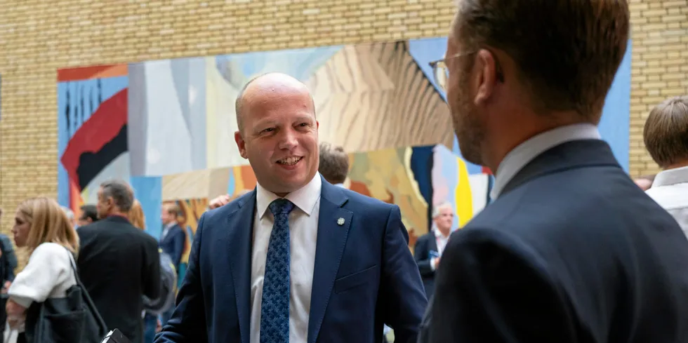 Nikolai Astrup (fra Høyre og til høyre i bildet) vil ha svar fra finansminister Trygve Slagsvold Vedum om det blir grunnrenteskatt på havvind.