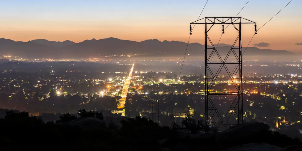 California opplevde en voldsom strømkrise i år 2000. Illustrasjonsbildet viser strømlinjer i San Fernando Valley i Los Angeles.