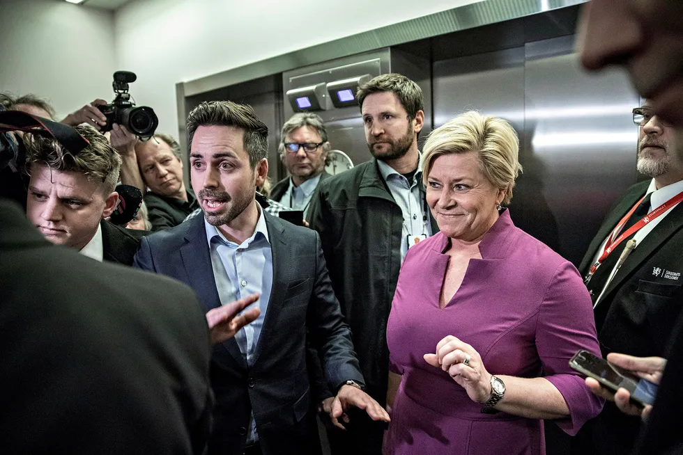 Partileder Siv Jensen ankommer Frps krisemøte på Stortinget. KrF-leder Knut Arild Hareide kan felle regjeringen etter at han mandag konkluderte med at KrF ikke har tillit til Sylvi Listhaug. Foto: Aleksander Nordahl