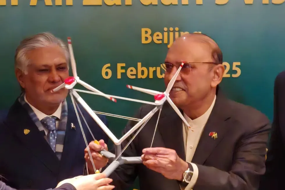 Pakistan’s President Asif Ali Zardari with a model of what appears to be Mingyang's twin-headed Ocean X floating offshore wind turbine.