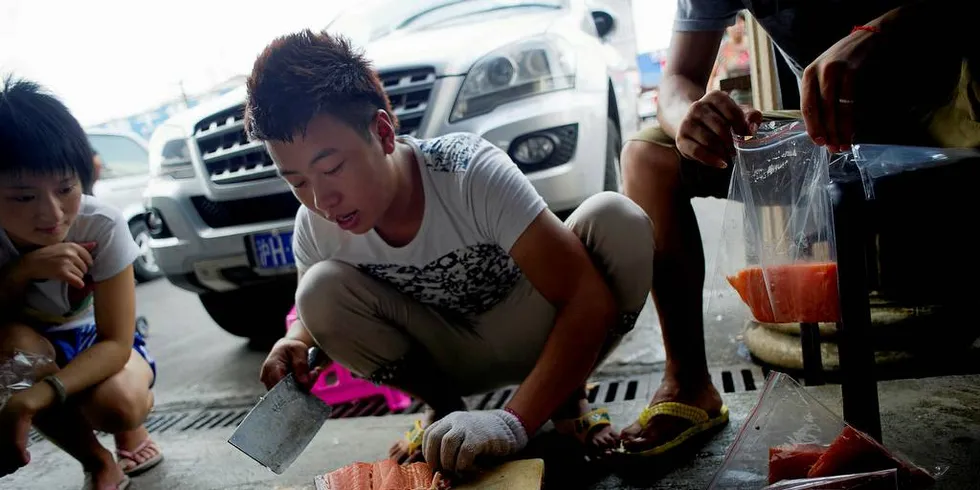 SMUGLER FISK: Ms Tu, MR Ruan og MR Li på fiskemarkedet i Shanghai. Alle sier de kommer fra Norge, men på mange av kassene står det fra Skottland og Færøyene. Foto: Mikaela Berg