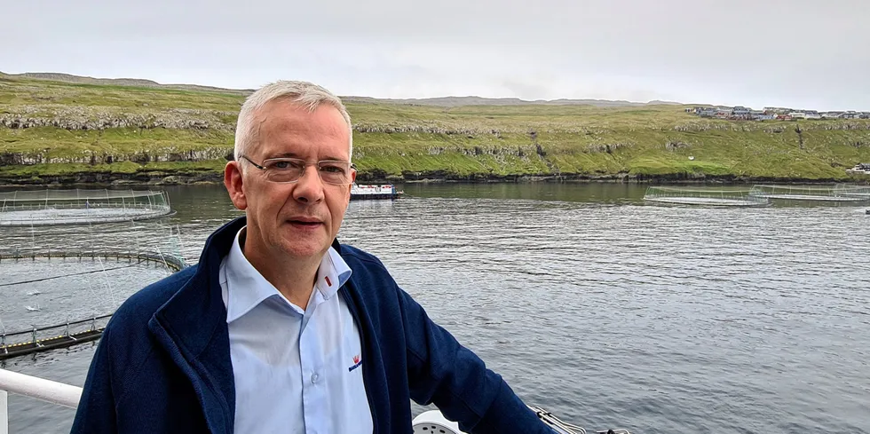 Bakkafrost-sjef Regin Jacobsen. Her ved sjølokaliteten Gulen (A02) rett utenfor Torshavn, den av lokalitetene til Bakkafrost som har mest strøm.