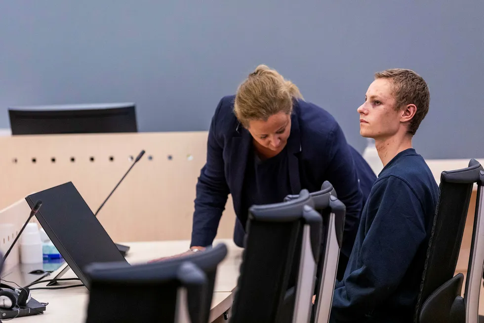 Terrorsiktede Philip Manshaus med sin forsvarer Unni Fries under fengslingsmøtet i Oslo tinghus.