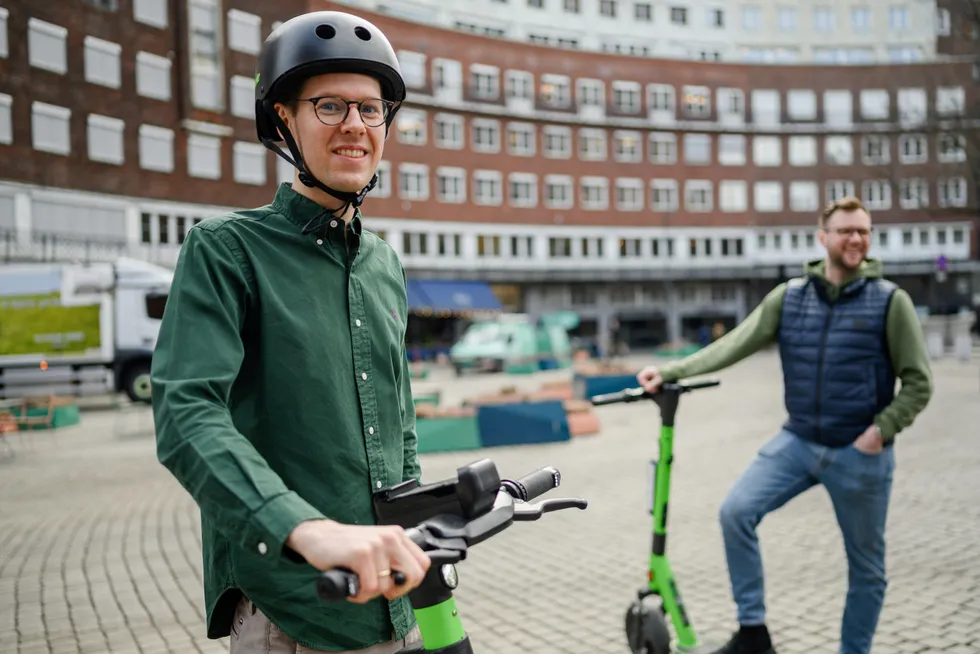 Tobias Balchen (venstre) er daglig leder i Ryde. Neste uke blir det avgjort hvilke tre selskaper som vinner anbudet i Oslo. Ryde kom på tredjeplass i en lignende konkurranse i Trondheim denne uken. Medgründer Espen Rønneberg i bakgrunnen.