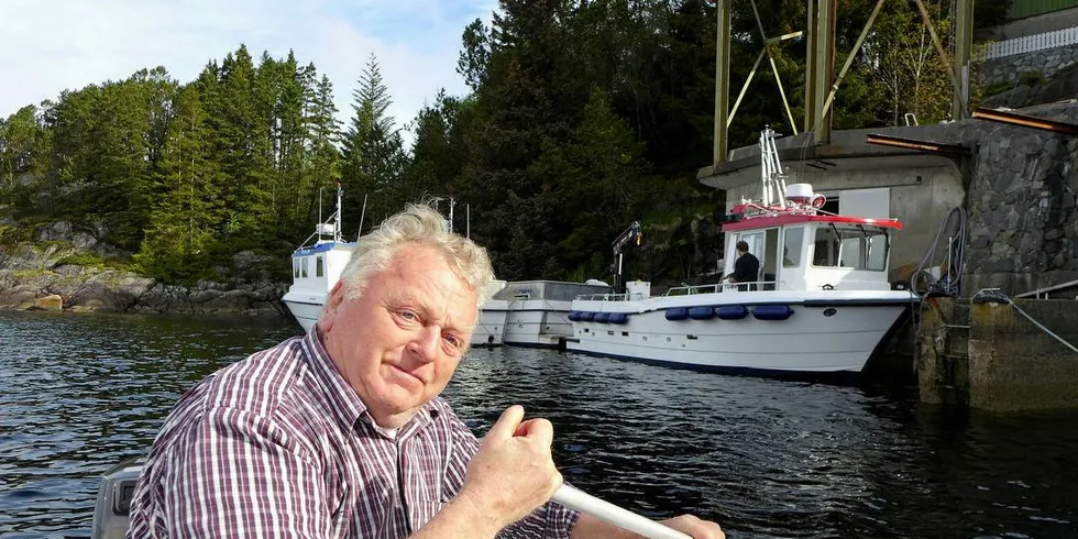 PÅ SJØEN: Kjell Hopen i Tobias Produksjon foran et av de siste nybyggene.