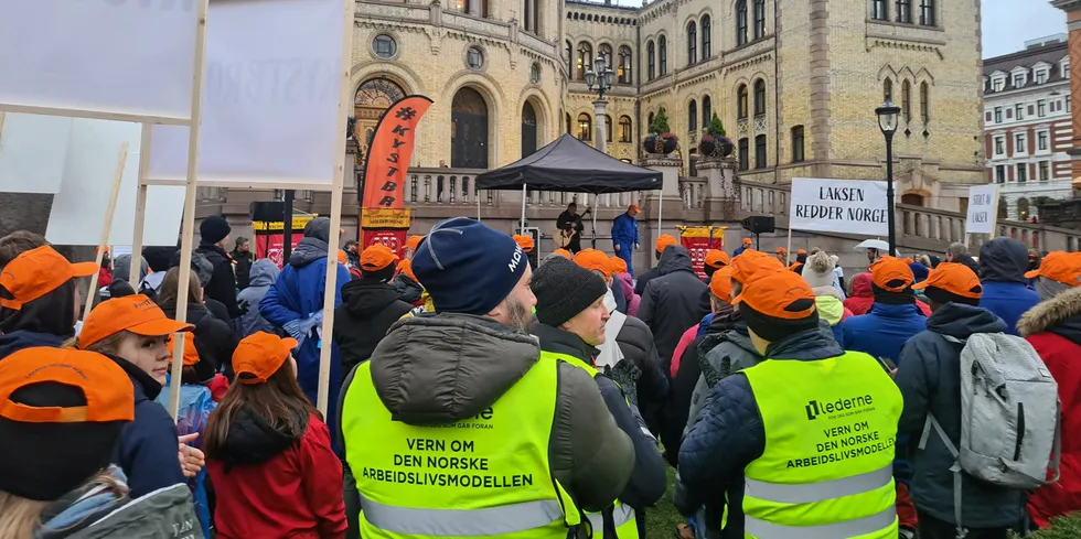 Tidligere i høst samlet havbruksnæringen seg til protest mot skatten utenfor Stortinget.