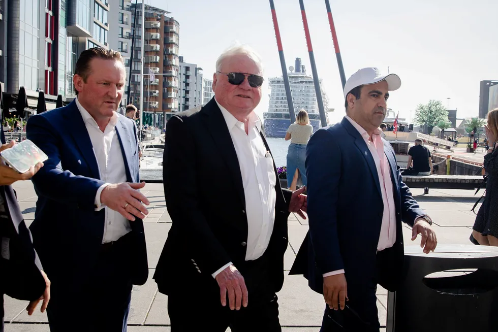 John Fredriksen har gått til frontalangrep på Aeternum-forvalter Vegard Søraunet, fordi han mener Søraunet har benyttet gjeldsfinansiering på en måte som strider med fondsavtalen. Til venstre er Thorolf Aurstad, finansdirektør i Fredriksens management-selskap Seatankers.