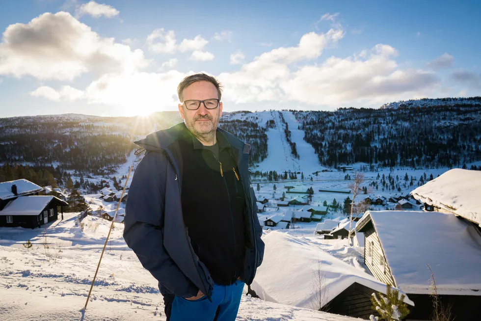 Svenn Magne Brokke mener Brokke Alpinsenter, der han er daglig leder, har tapt millionbeløp som følge av at han i fjor ble kastet ut av maksprisavtalen han hadde med GNP Energy/Tinde Energi.