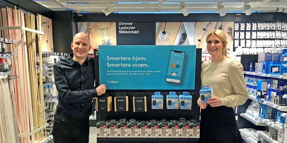 Tibber-günder Edgeir Vårdal Aksnes har inngått samarbeid med Clas Ohlson og administrerende direktør Stine Trygg-Hauger.