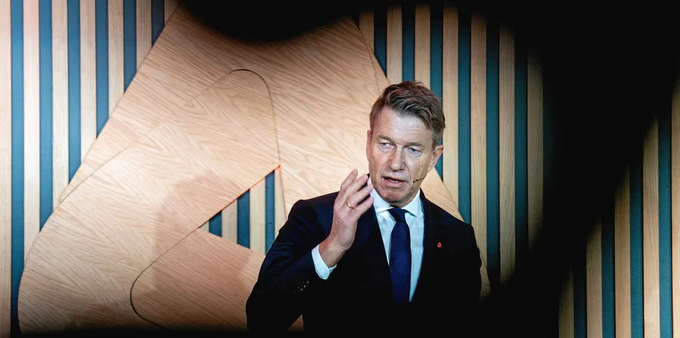 Energiminister Terje Aasland (Ap) tar til orde for et energisamarbeid med olje- og gassnæringen. Håpet er at det kan bidra til å få ned utslippene på norsk sokkel.