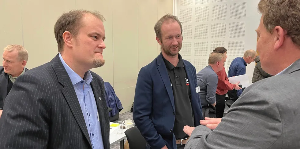 Terje Eriksen (t.v.) Sør-Norges Fiskarlag sammen med Geir Stuve Rommetveit, styremedlem. Med ryggen til er Ole Morten Sorthe.