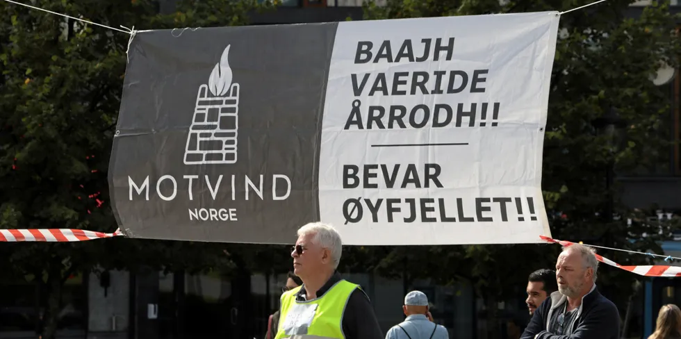 Motvind Norge har protestert mot vindkraftutbyggingen på Øyfjellet ved flere anledninger. Her fra en demonstrasjon foran Stortinget u september i år.
