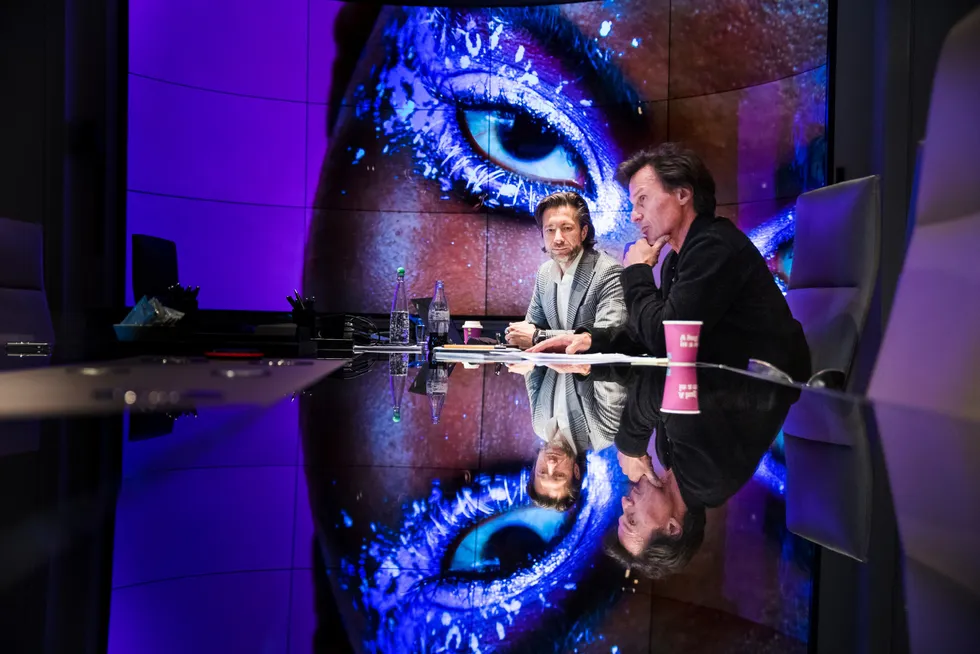 Petter Stordalen (til høyre) og hans investeringsdirektør Kenneth Andersen legger planene før å satse langt mer penger på investeringer utenfor reiselivet. De neste årene skal et milliardbeløp brukes på inntil 20 ulike vekst- og gründerselskaper.