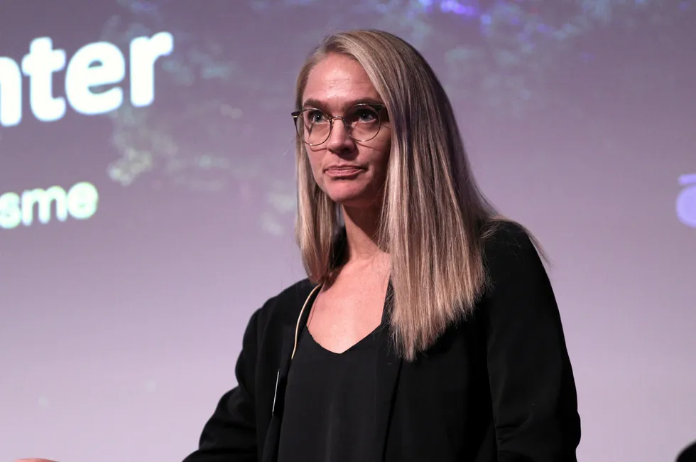 Daglig leder i NØK Fornybar, Cecilie Arnemo Åsmul kom til Nordenfjeldske energi sin førjulskonferanse og fortalte om hvordan de har turnert rundt til kommunene for å skape forståelse for verdien av å bygge mer kraft lokalt.