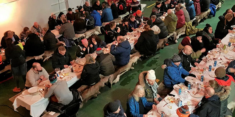 FEST: Lørdag kveld ryddes dekket på bilfergen «Husøy». Det blir langbord, hvite duker, levende lys og fersk fesk, lever og rogn.