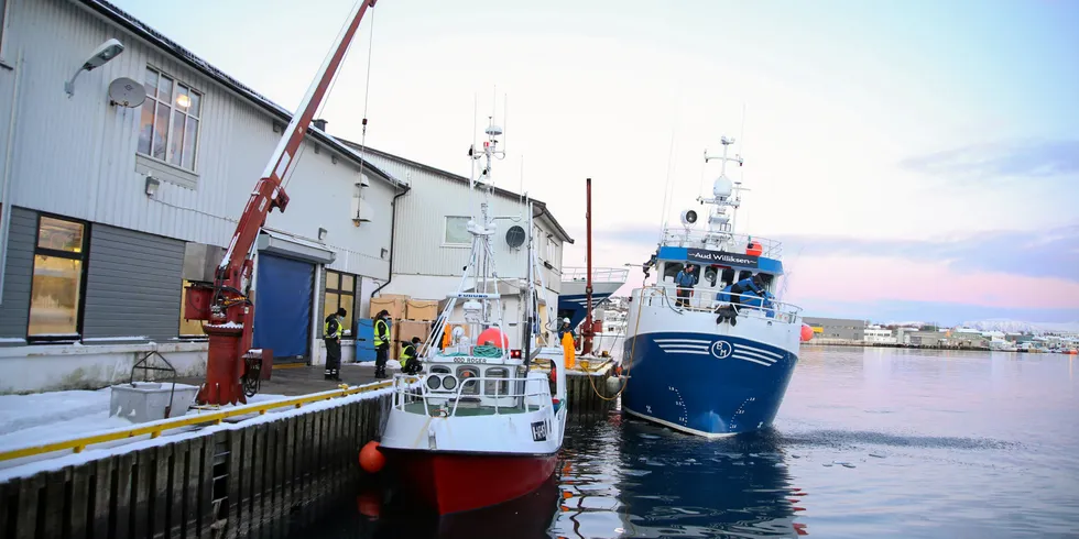 Rørvik-båten «Aud Williksen» forlot mottakskai før sluttseddel var signert etter levering ved Myre fiskemottak i fjor vinter. Reder Remi Hatland klaget til fiskeriministeren da han ble tatt for brudd på landingsforskriften, og ba om justering av regelverket. Det resulterte i en dispensasjon, som nå videreføres.