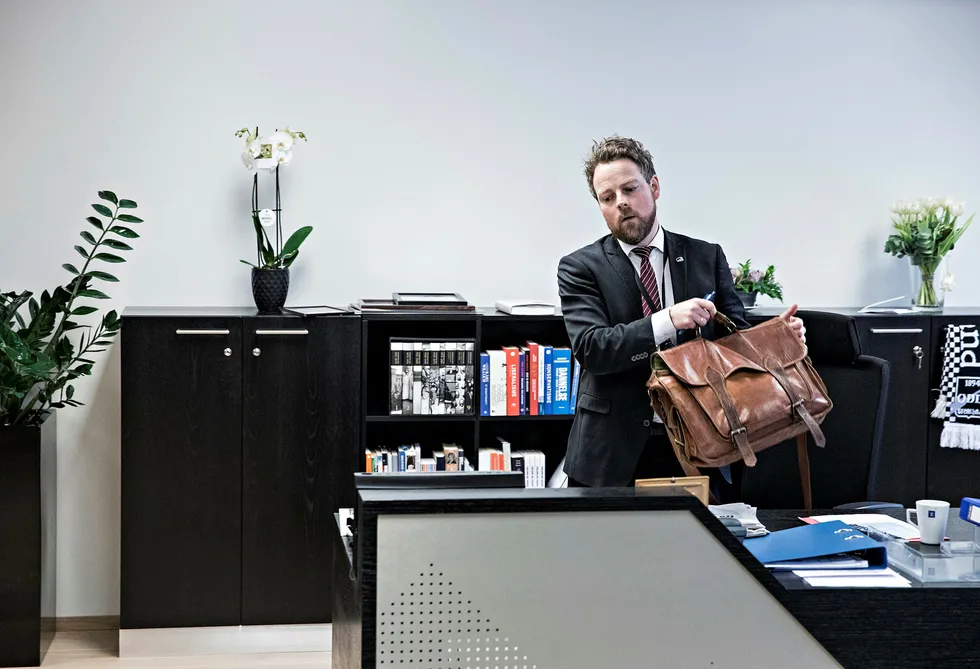 Næringsminister Torbjørn Røe Isaksen har nettopp «flyttet» inn på nytt kontor. De siste ukene har han tenkt mye på varslingssakene i Høyre – og sin egen rolle gjennom årene. Foto: Aleksander Nordahl