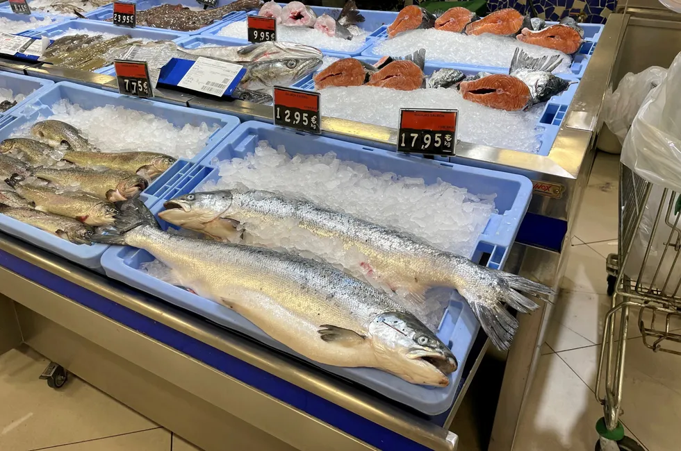 Norsk laks i spansk fiskedisk hos supermarkedkjeden Supermercado. Denne var fra Lerøy.