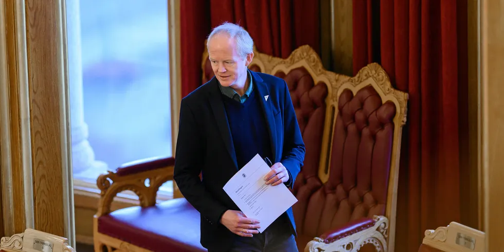Lars Haltbrekken i SV mener at nettselskapene pådrar seg et omdømme-problem hvis de ikke gjør som han sier.