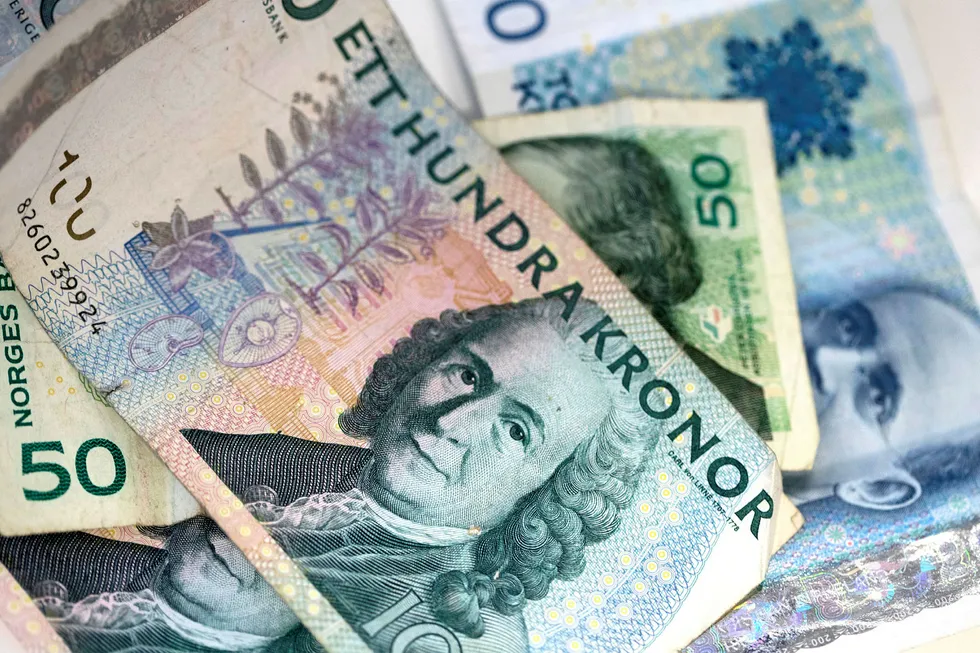 Svak svensk krone kan være en forklaring på at den norske kronen har fortsatt å holde seg svak de siste to årene, selv om oljeprisen har tatt seg opp igjen.