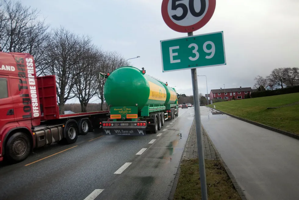 At E39 er samfunnsøkonomisk lønnsomt, slås fast i Nasjonal transportplan (NTP), som ble vedtatt like før sommerferien, sier forfatteren. Her E39 gjennom Stavanger.