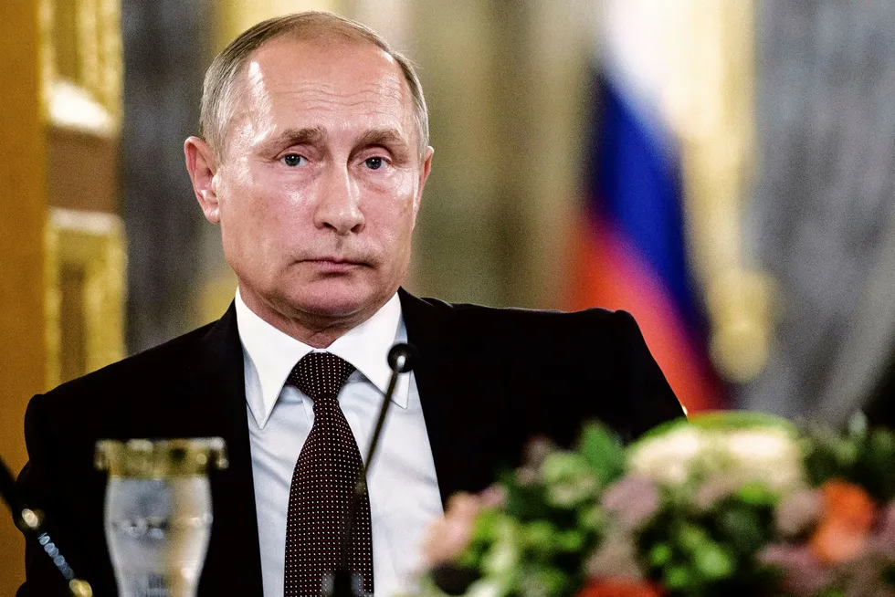 President Vladimir Putin var selv KGB-agent og senere sjef for den russiske sikkerhetstjenesten FSB før han ble Russlands leder. USA har ifølge amerikanske medier hatt en spion plassert i Putins indre krets, med tilgang til Putins skrivebord.