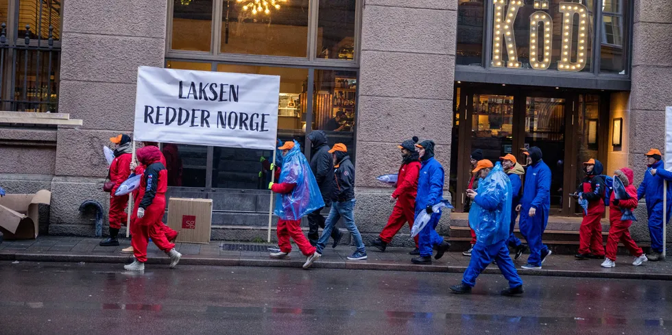 Arbeidere fra Frøya tok bussen til Havnelageret i Oslo, og gikk derfra i samlet tropp opp til Stortinget på torsdag.