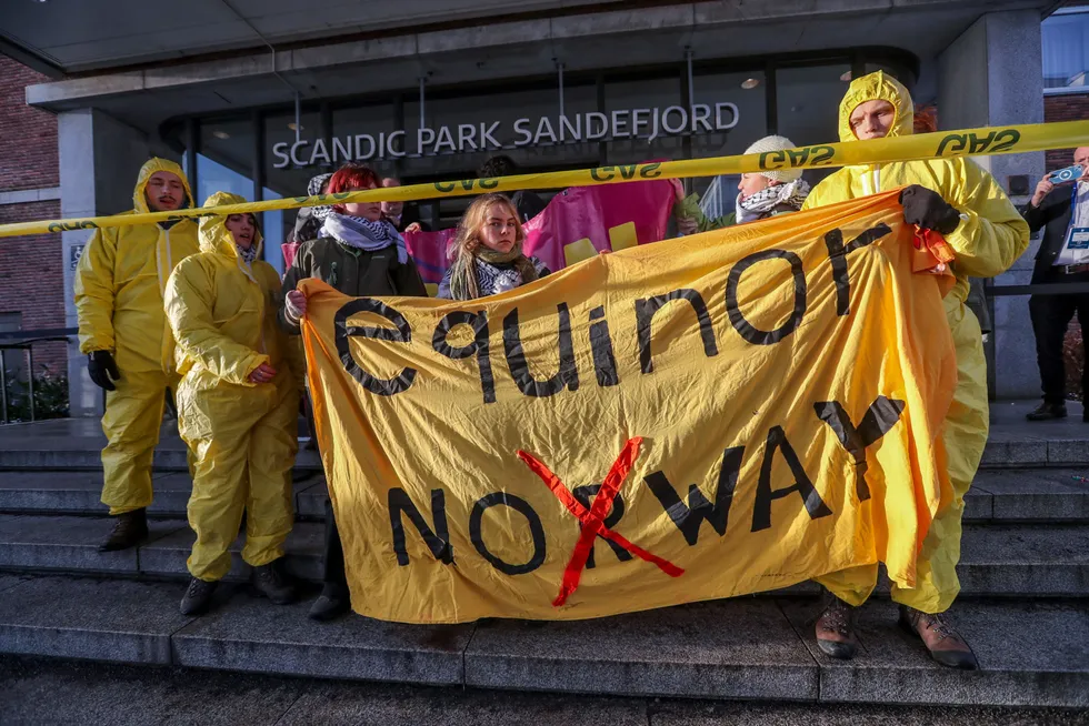 Extinction Rebellion demonstrerer utenfor hotellet hvor Sandefjord-konferansen avholdes.