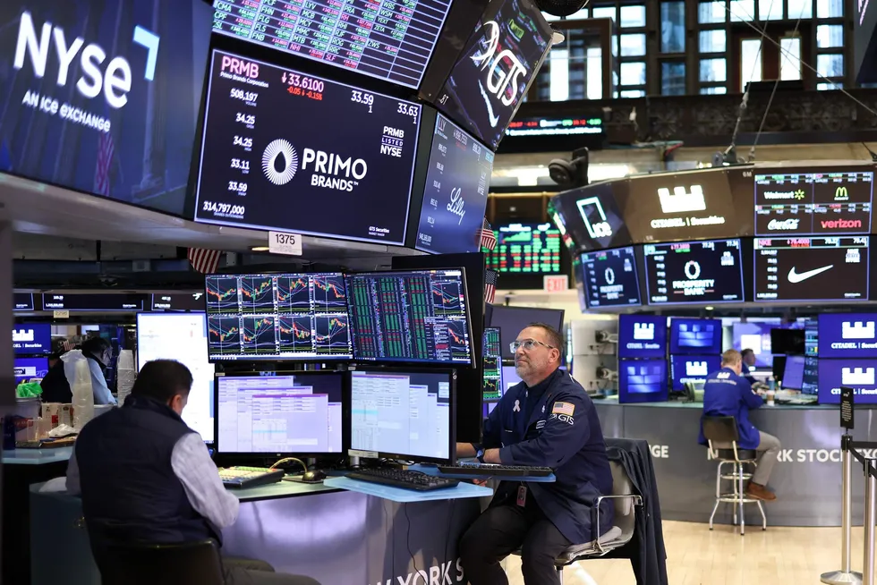 Meglere på gulvet i New York Stock Exchange (NYSE) rett før helgen.