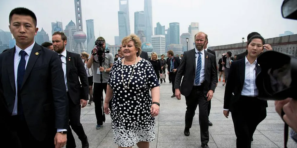 MENNESKERETTIGHETER ER IKKE TEMA: Statsminister Erna Solberg på besøk i Kina i fjor. I desember 2016 ble Norge enige med kinesiske myndigheter i en avtale om å normalisere forholdet mellom Norge og Kina. Norge ønsker «normal» handel igjen. Menneskerettighetsspørsmål er ikke nevnt i avtalen.Foto: Per Ståle Bugjerde