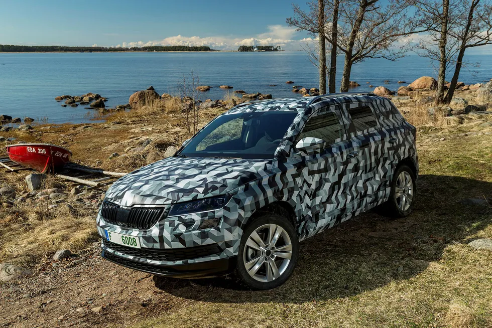 Skoda Karoq er merkets nye kompaktsuv. Her i kamuflasje. Foto: Skoda