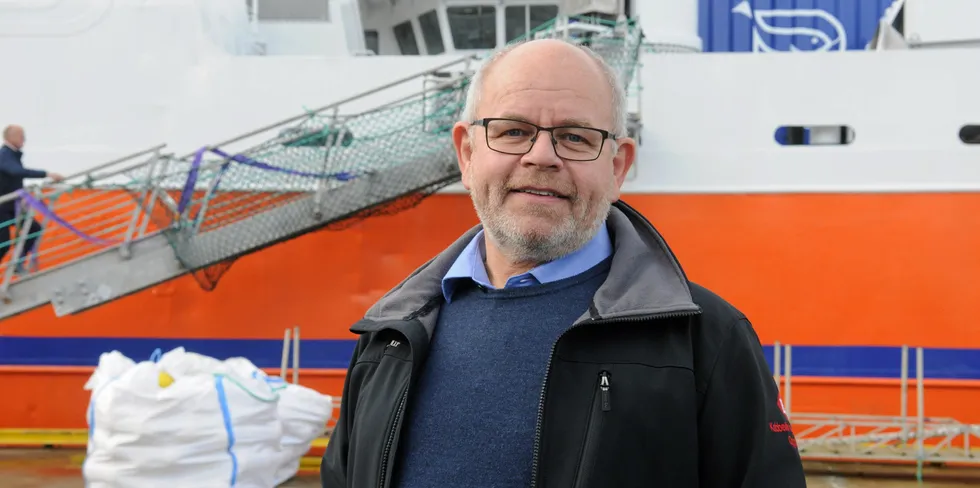 Fiskebåtreder Arne Birkeland mener det er et sjansespill å slippe til så mange som 60 båter i fisket etter snøkrabbe. Han ber myndighetene lukke fisket.