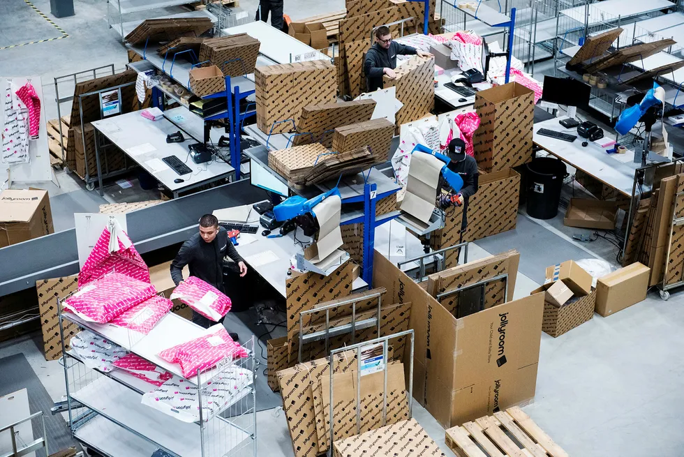 Her fra Jollyrooms sentrallager og distribusjonssenter i Göteborg der barn- og babyprodukter pakkes og sendes ut til hele Norden.