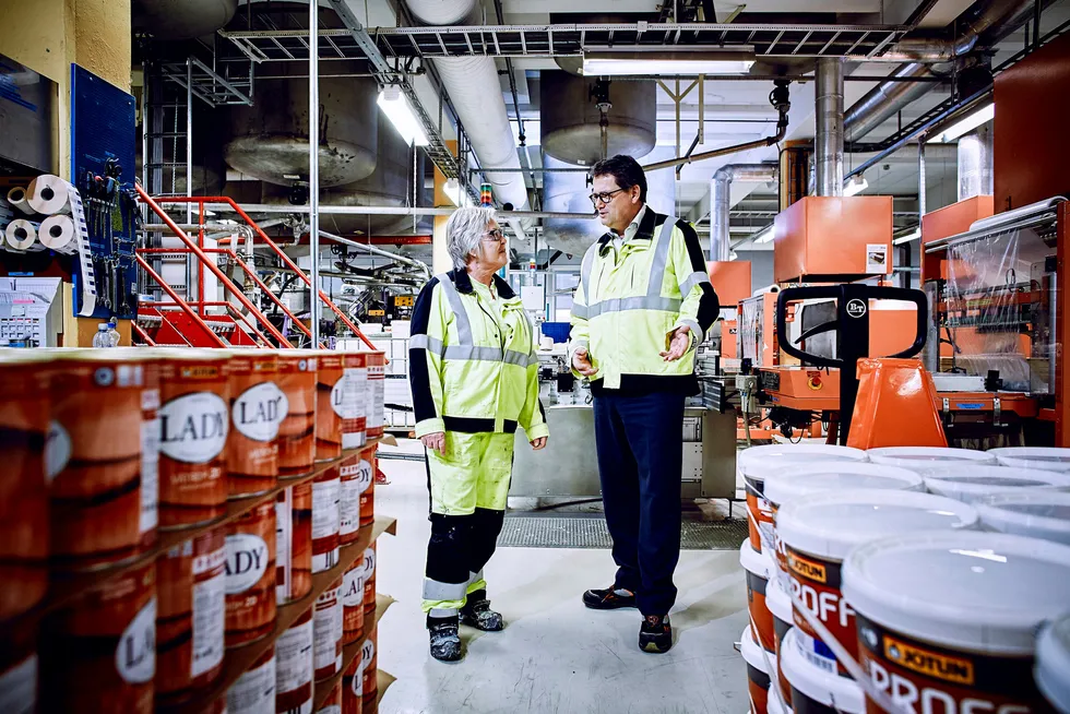 Produksjonsarbeider Bente Haugen og konsernsjef Morten Fon i Jotun registrerer økt salg av husmaling, mens konsernet sliter innen shipping og offshore. Foto: Morten Rakke