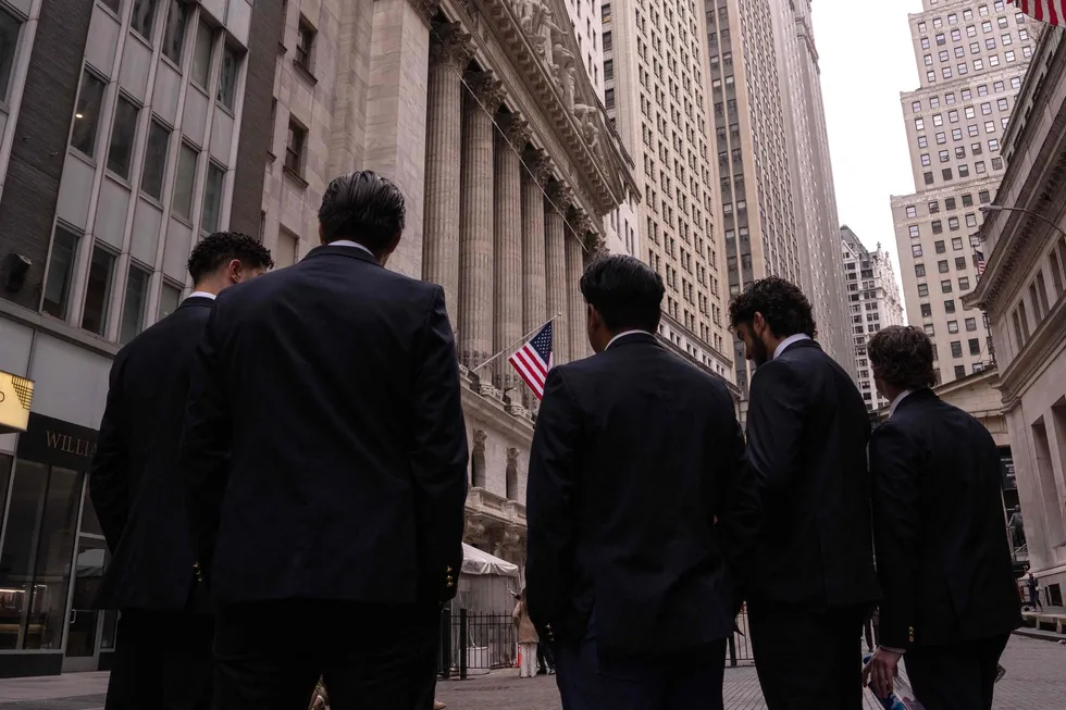Det går mot en ny mørk dag på Wall Street etter nye vendinger i handelskrigen.